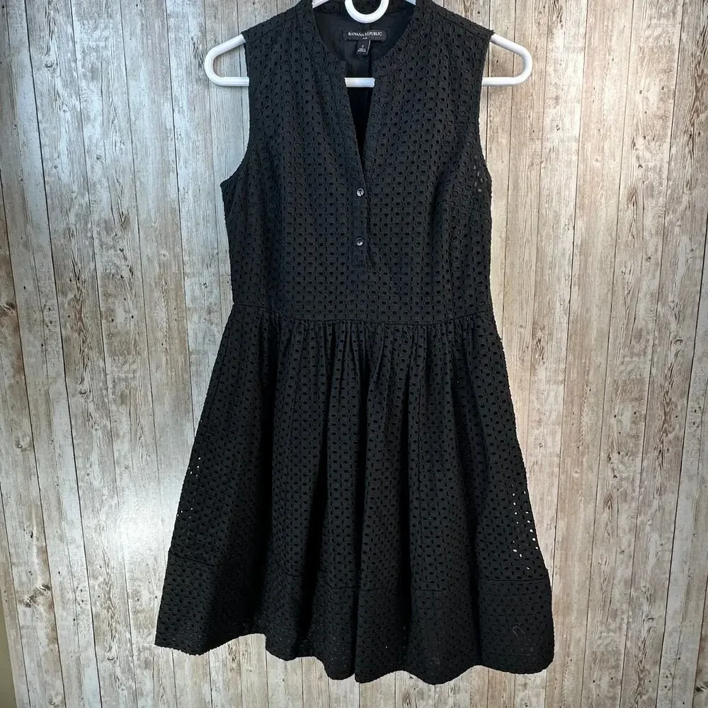 Banana Republic Eyelet Fit Flare Dress Womens 2 Black Split Neck‎ Button Front